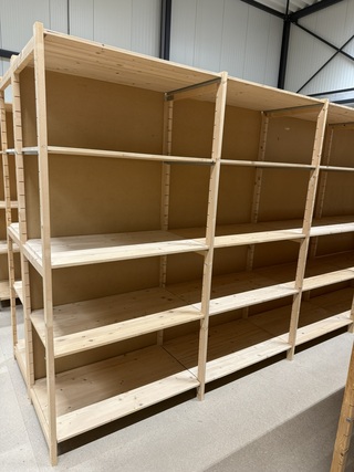 Ca. 57 meter legbordstelling, Noordrek, houten legbord, blank hout